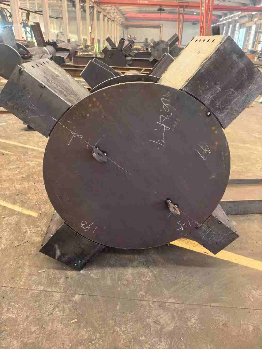 Coloană cu structură de oțel din tub circular